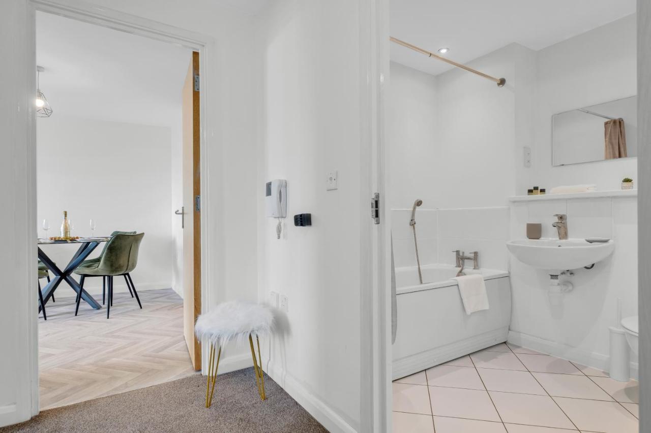 Stylish 4Th Floor 2 Bedroom En Suite City Centre Apartment With Parking By Azura Nights Birmingham Eksteriør bilde